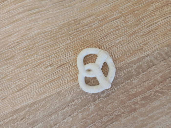 Bretzel en plâtre à peindre