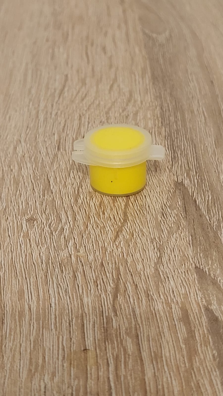 JAUNE