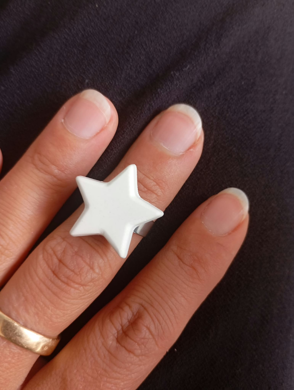Bague enfant ajustable étoile en plâtre à peindre - vue portée
