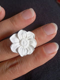 Bague enfant ajustable fleur à cinq pétales en plâtre à peindre - vue de face