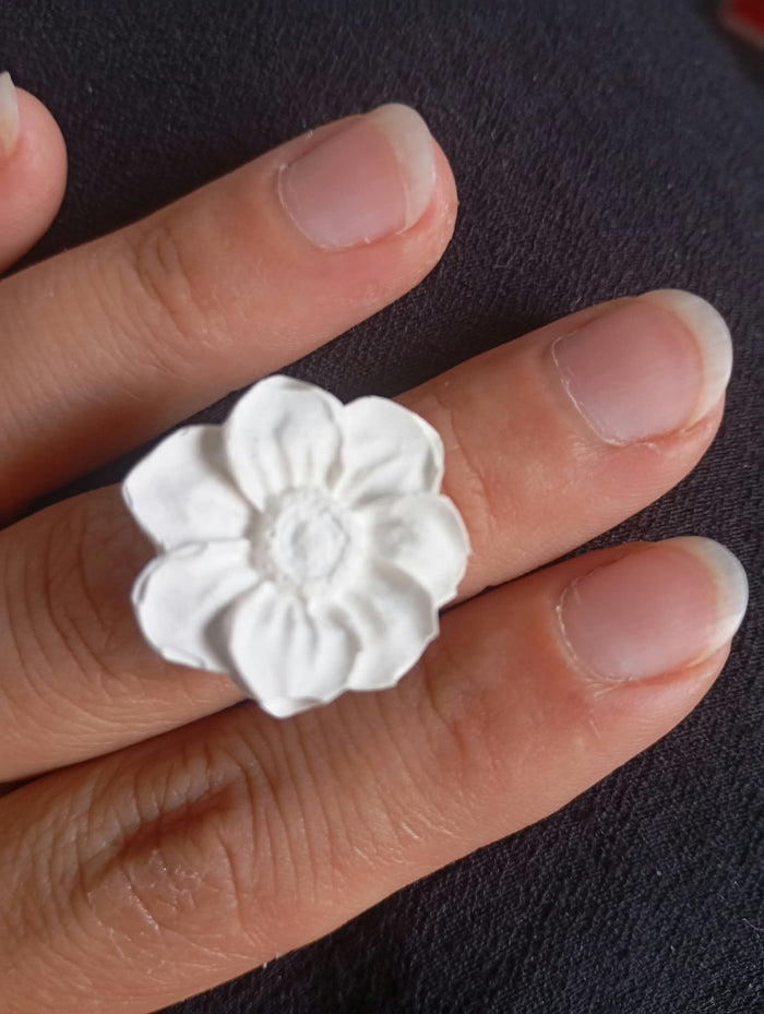 Bague enfant ajustable fleur à cinq pétales en plâtre à peindre - vue de face
