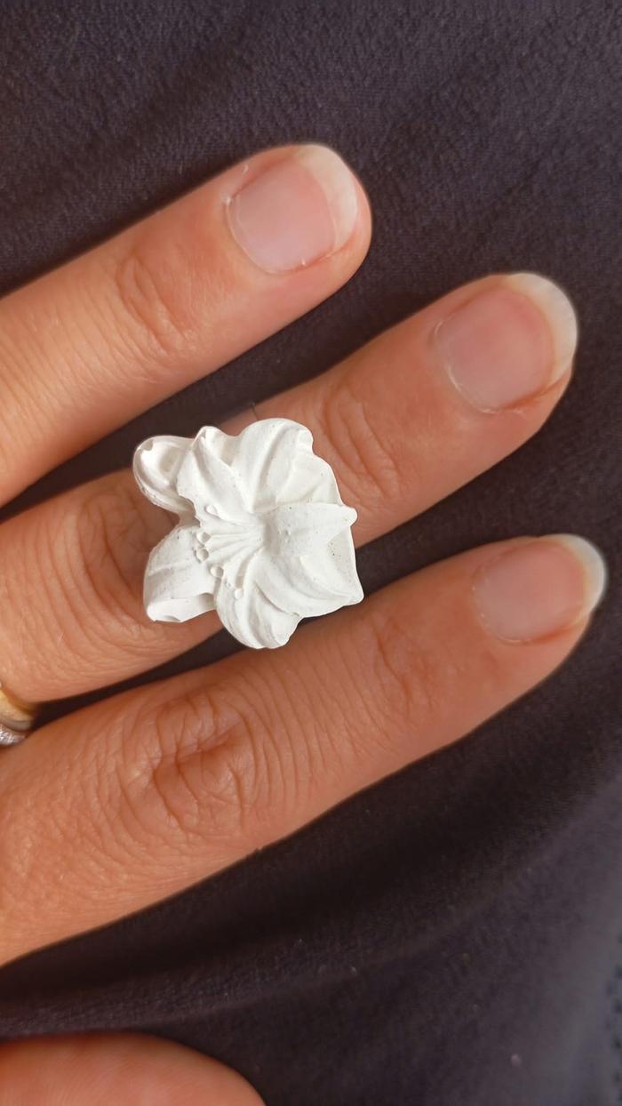 Bague enfant ajustable fleur de lys en plâtre à peindre - vue de face