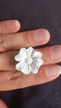 Bague enfant ajustable fleur ronde en plâtre à peindre - vue de face
