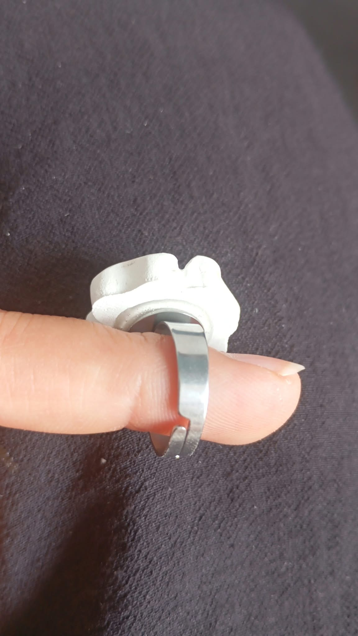 Bague enfant ajustable fleur ronde en plâtre à peindre - vue de côté