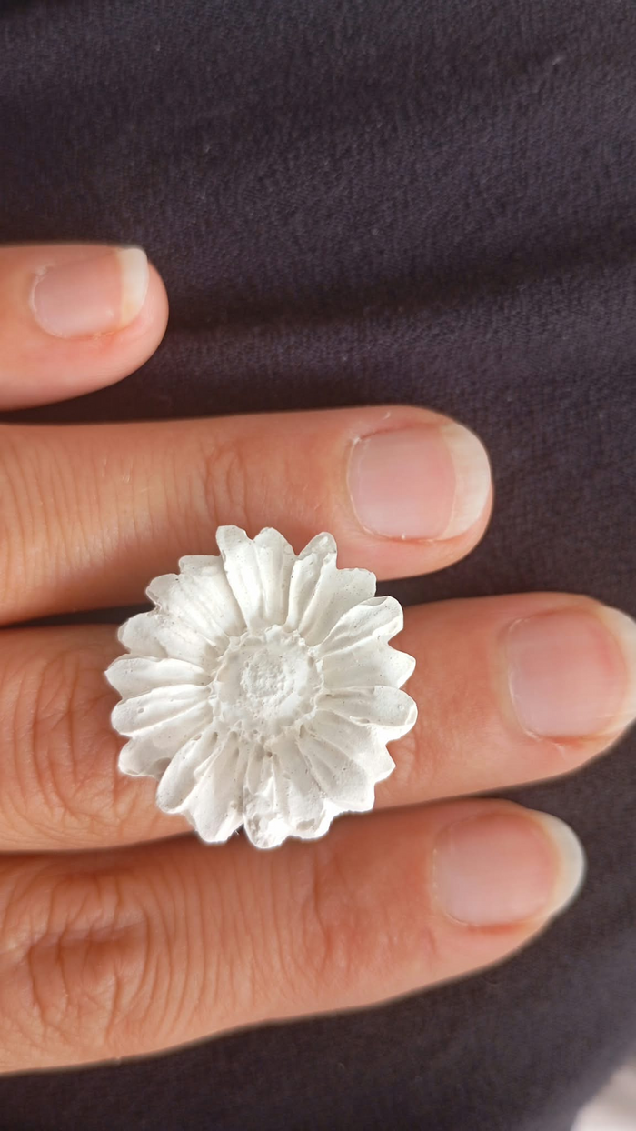 Bague enfant ajustable marguerite en plâtre à peindre - vue de face