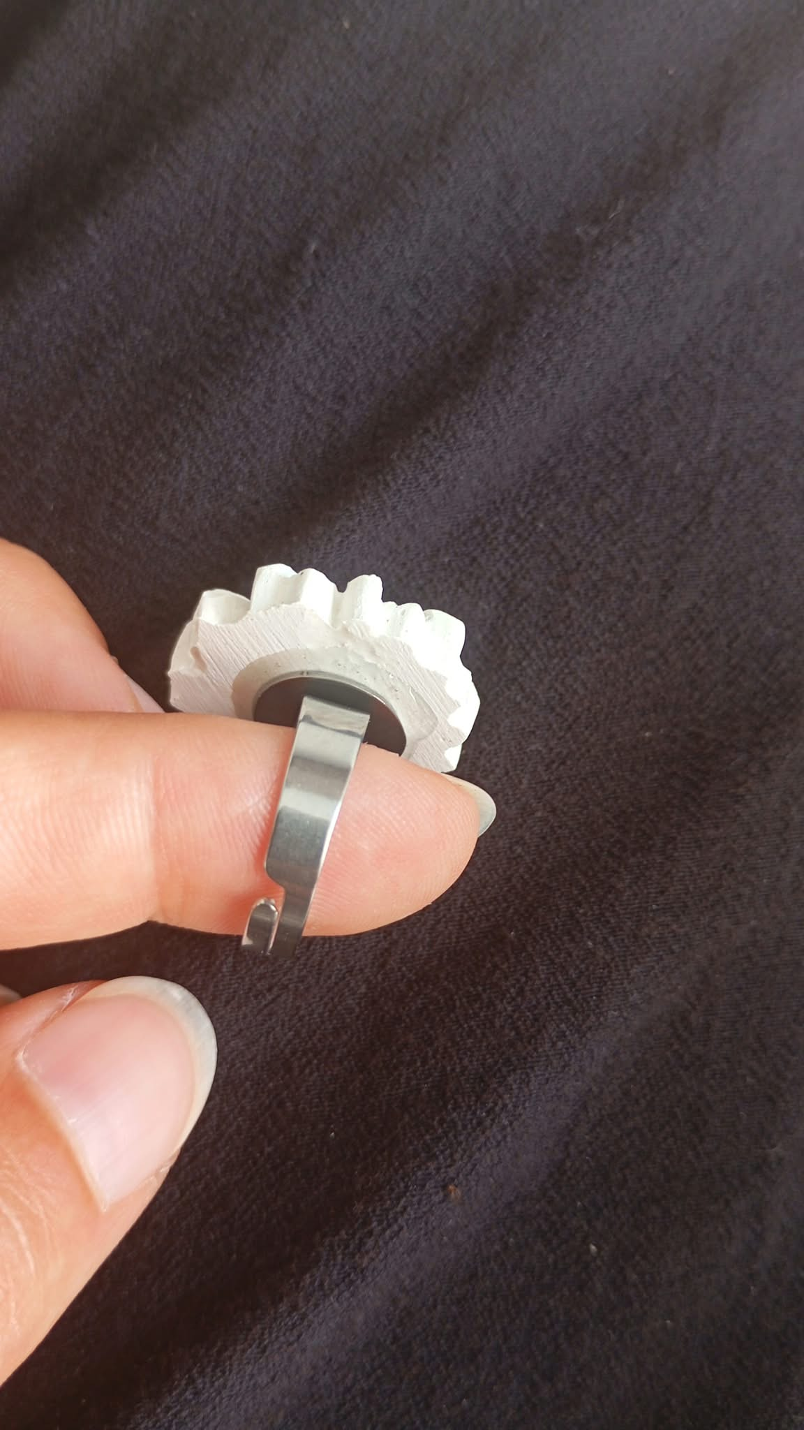 Bague enfant ajustable marguerite en plâtre à peindre - vue de côté