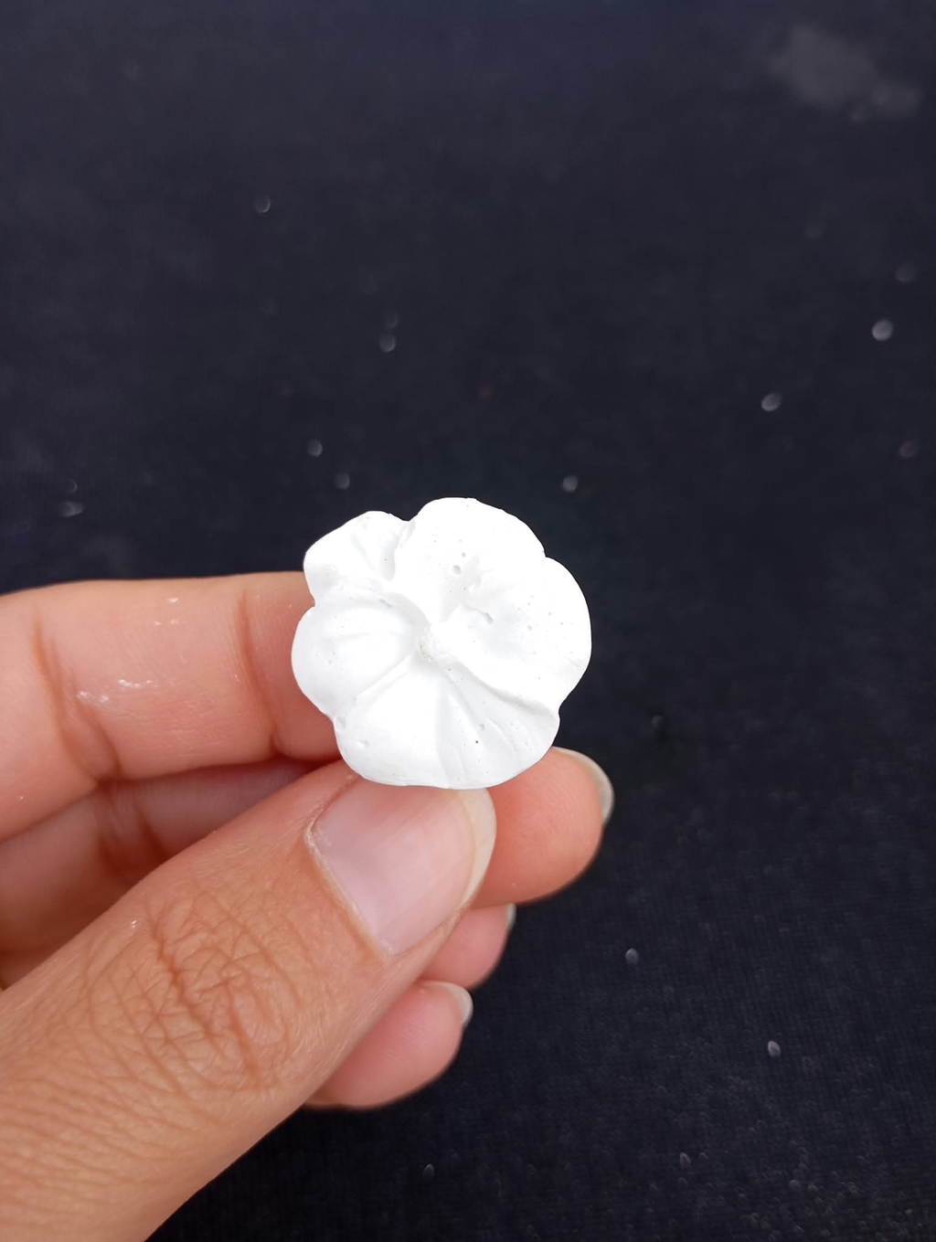 Bague enfant ajustable fleur en plâtre à peindre - détail