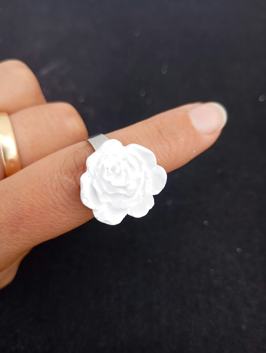 Bague enfant ajustable rose en plâtre à peindre - détail