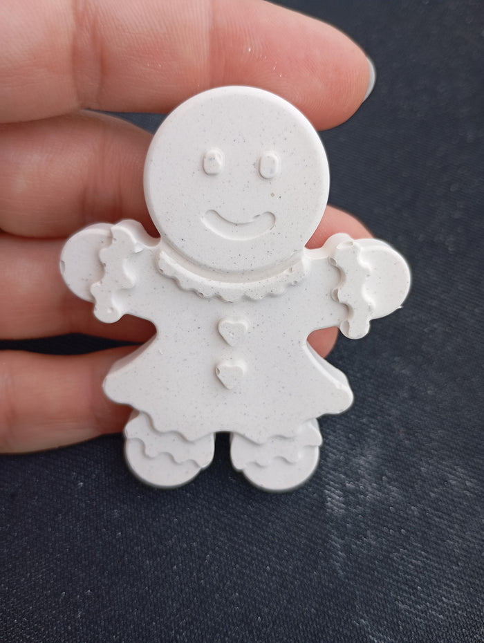 Bonhomme pain d’épices à boutons cœur en plâtre à peindre