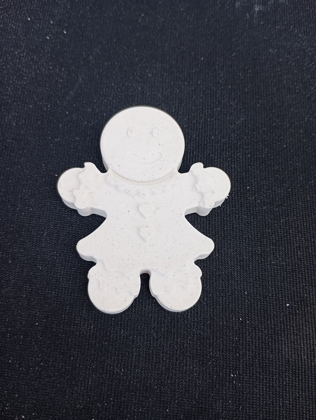 Bonhomme pain d’épices à boutons cœur en plâtre à peindre - vue entière