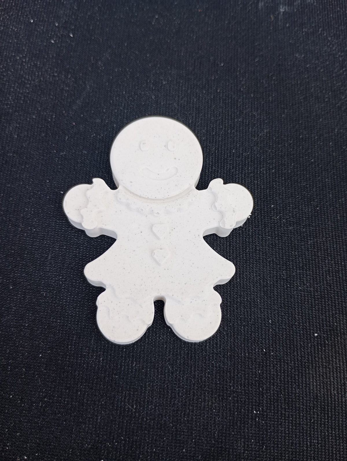 Bonhomme pain d’épices à boutons cœur en plâtre à peindre - vue entière