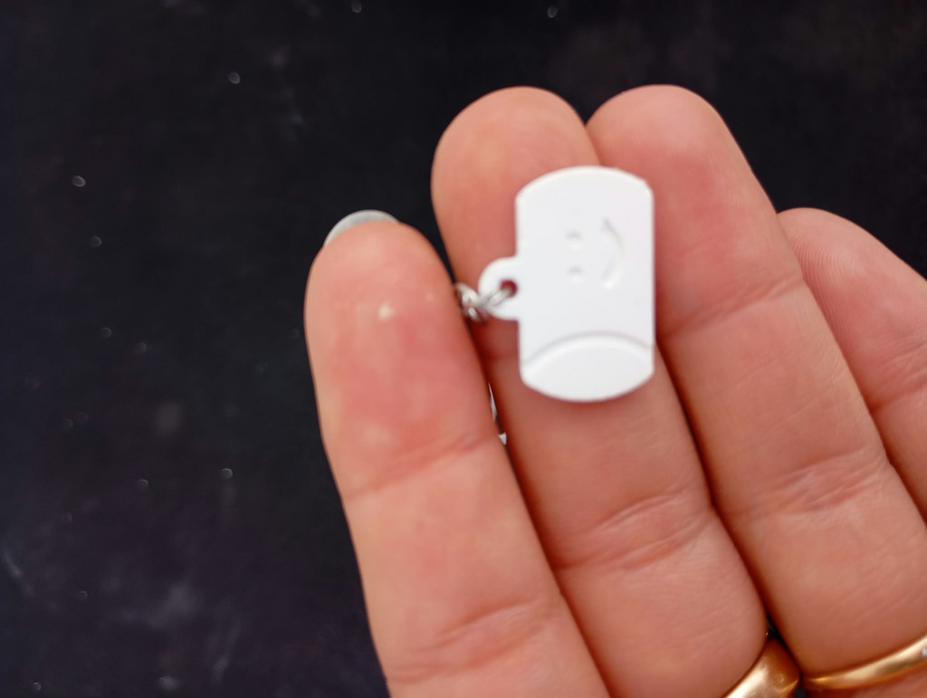 Boucle d’oreille cartable sourire en plâtre à peindre - détail
