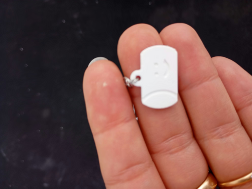 Boucle d’oreille cartable sourire en plâtre à peindre - détail