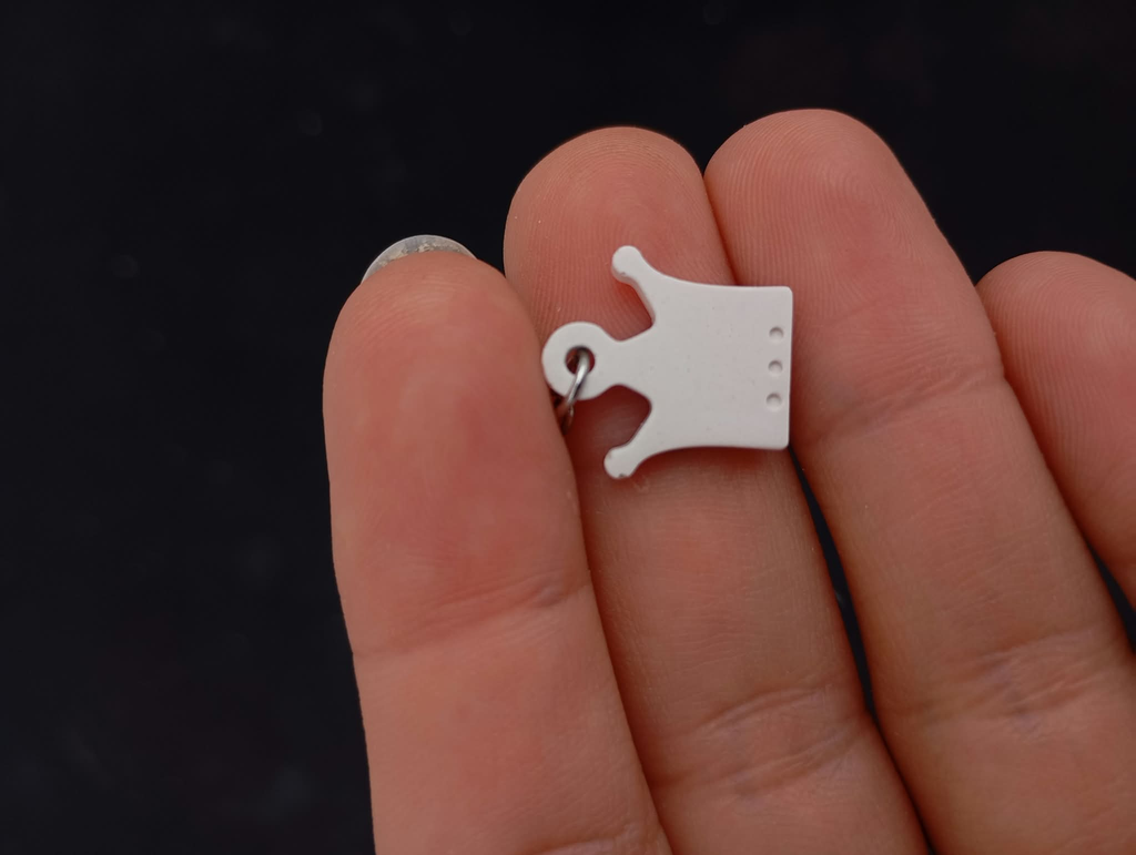 Boucle d’oreille couronne en plâtre à peindre - détail