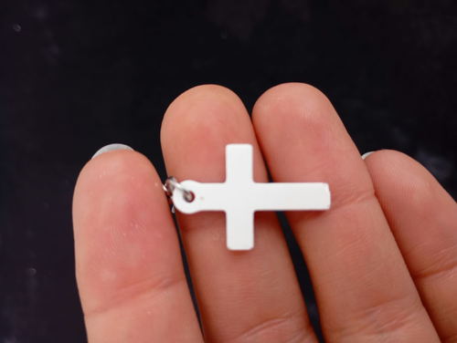 Boucle d’oreille croix en plâtre à peindre - détail