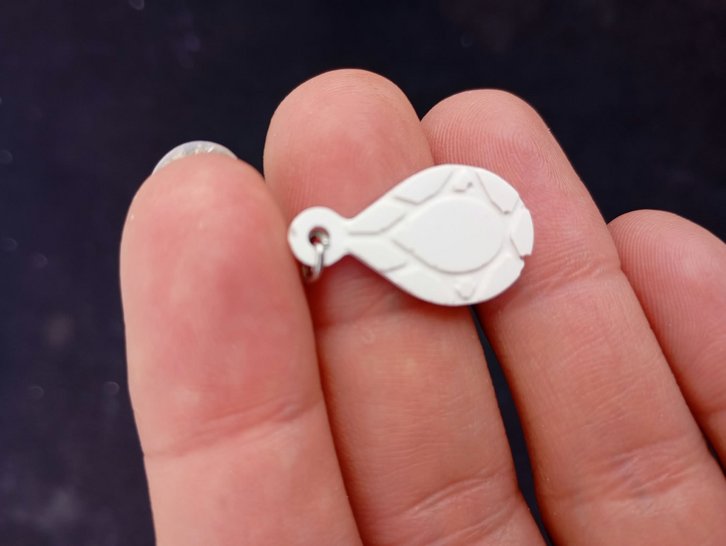 Boucle d’oreille goutte d’eau en plâtre à peindre - détail