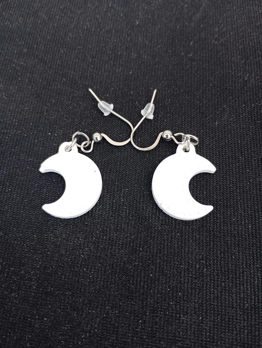 Boucles d’oreilles lunes à petits points en plâtre à peindre