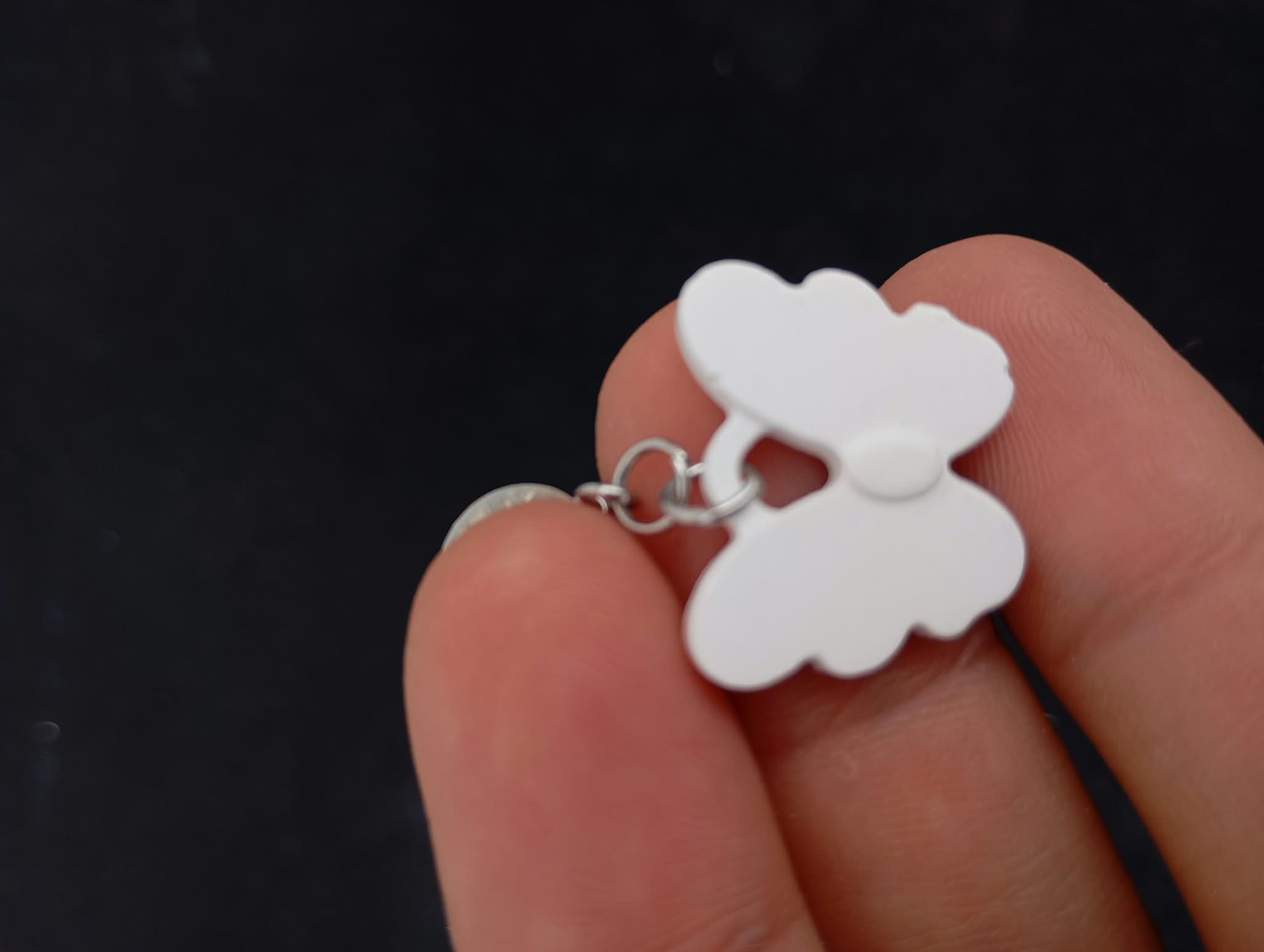 Boucle d’oreille papillon en plâtre à peindre - détail
