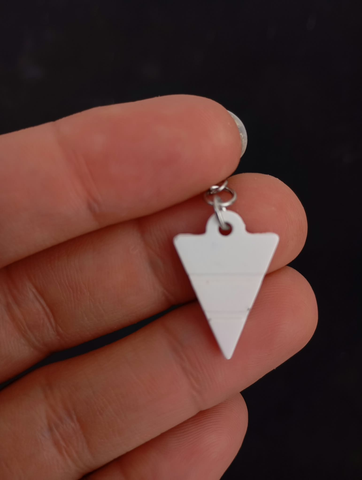 Boucle d’oreille triangle en plâtre à peindre - détail