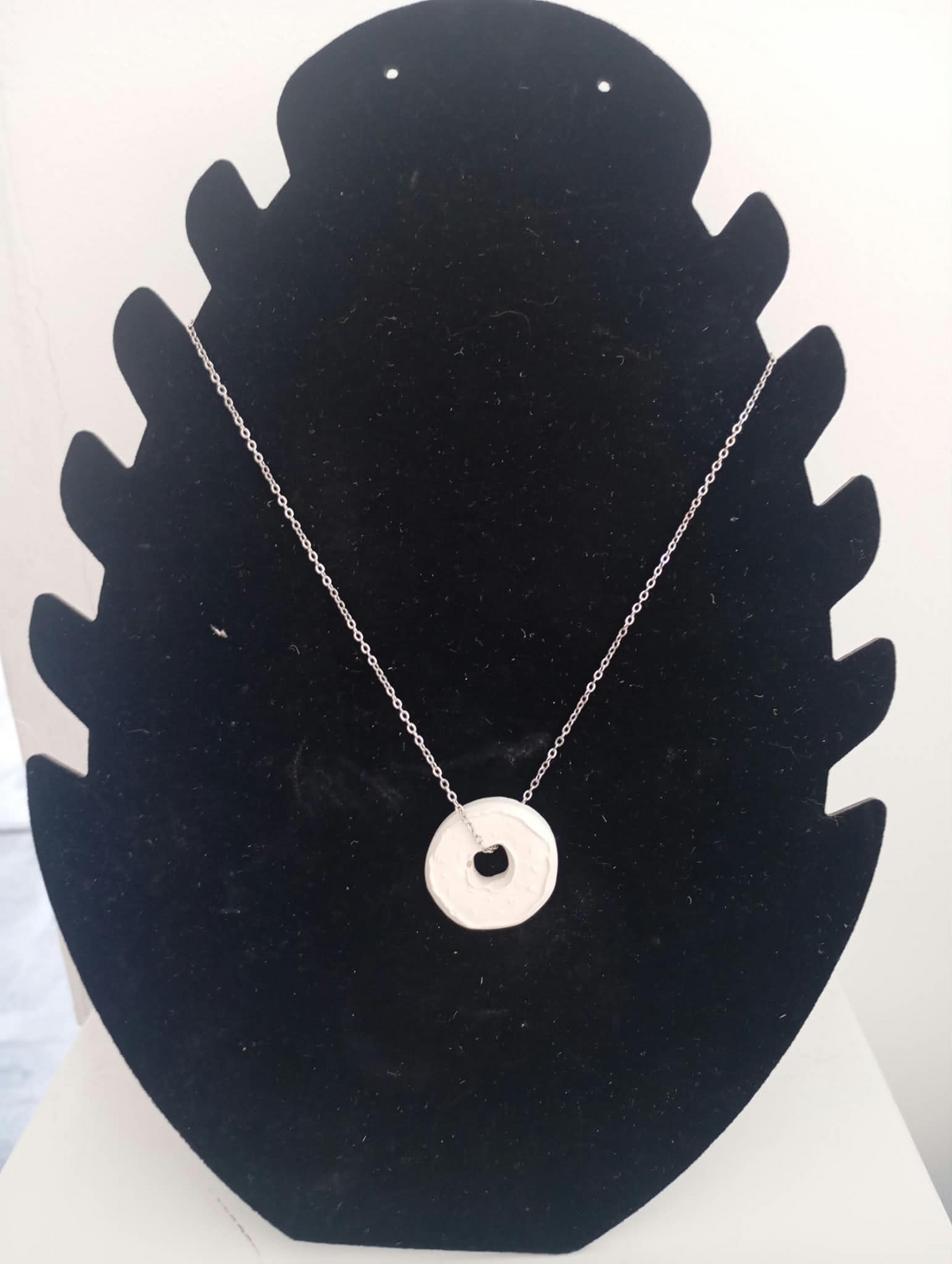Collier avec pendentif donut en plâtre à peindre