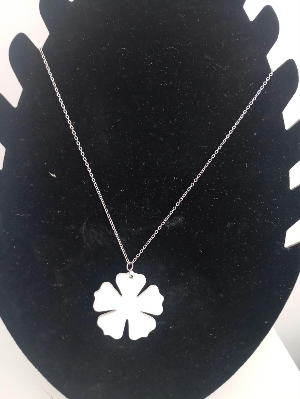 Collier avec grand pendentif fleur en plâtre à peindre