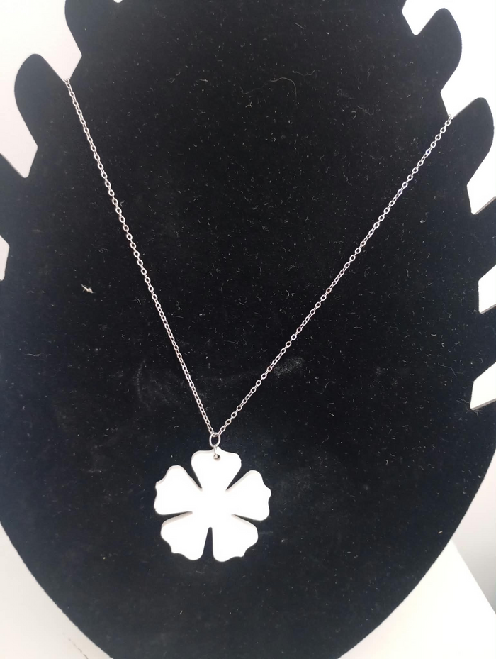 Collier avec grand pendentif fleur en plâtre à peindre