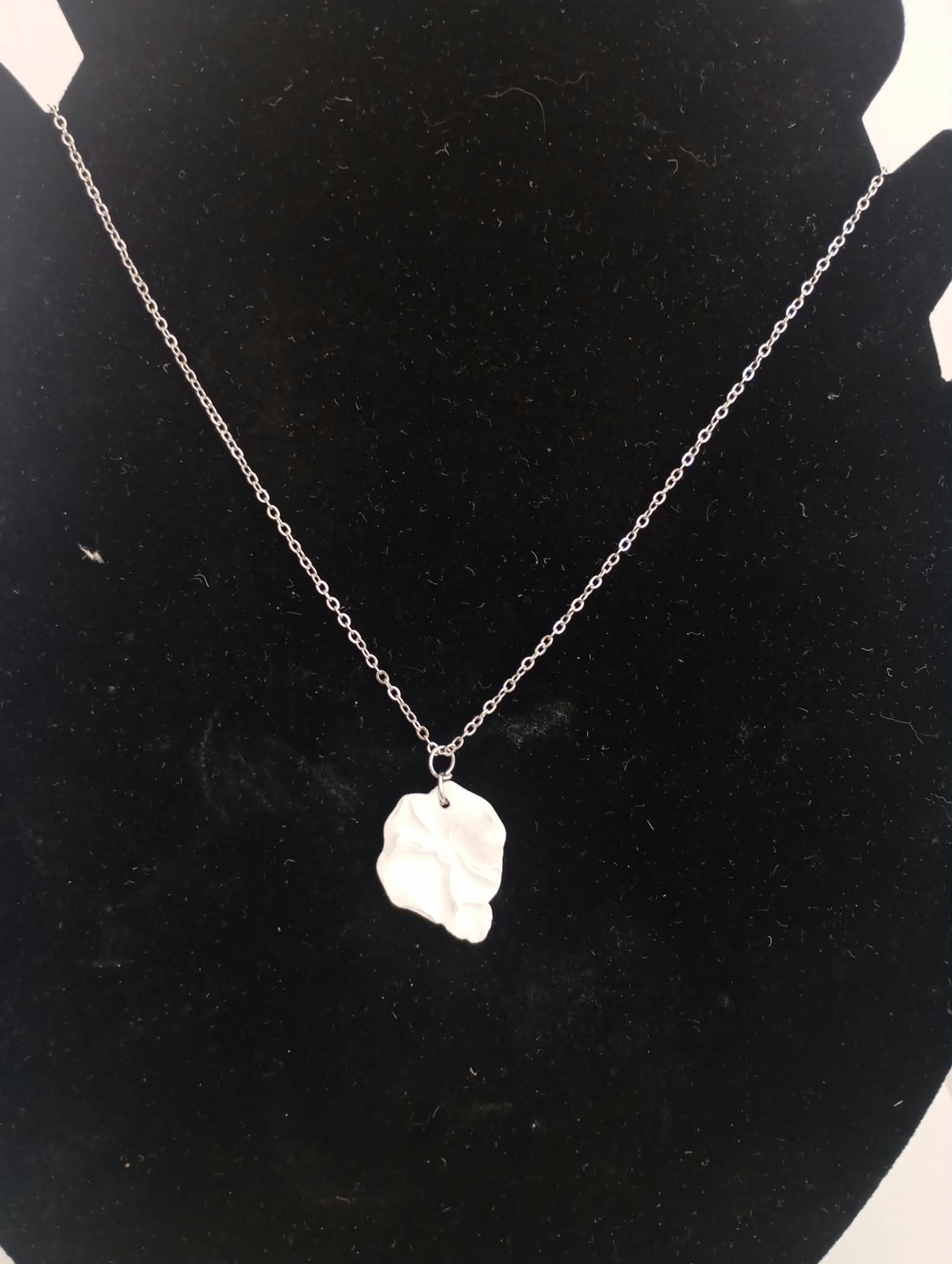 Collier avec petit pendentif fleur en plâtre à peindre