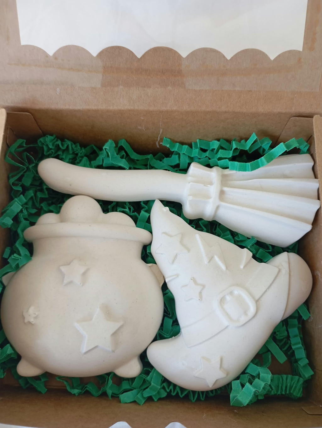 Figurines en plâtre blanc dans le coffret des petits sorciers