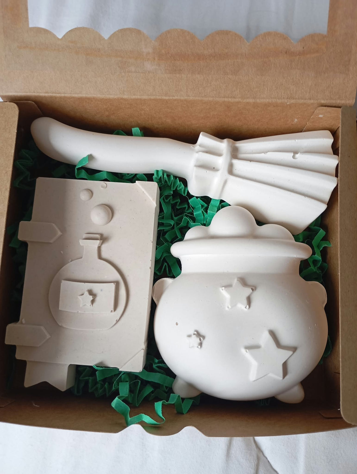 Coffret Les Potions Magiques : trois figurines en plâtre blanc dans une boîte kraft