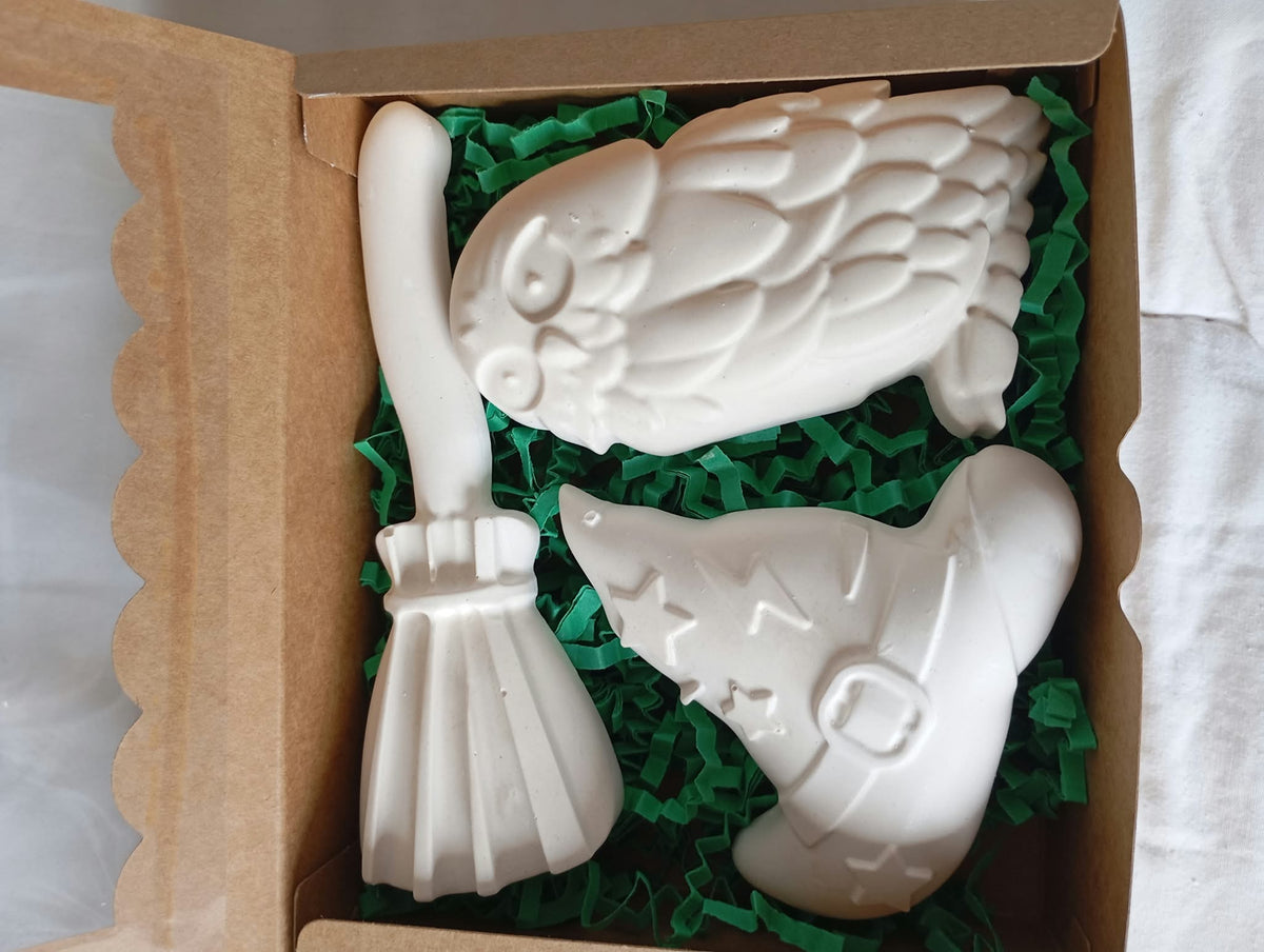 Trois figurines en plâtre à peindre dans leur boîte kraft