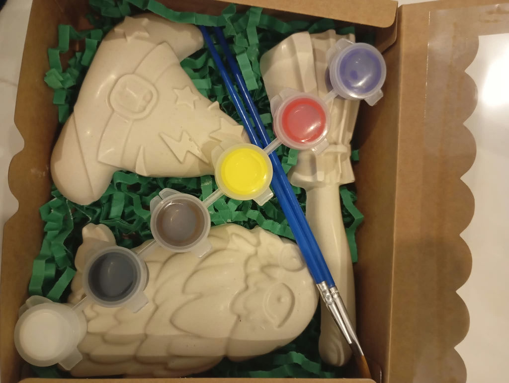 Contenu du coffret : figurines, six peintures et deux pinceaux