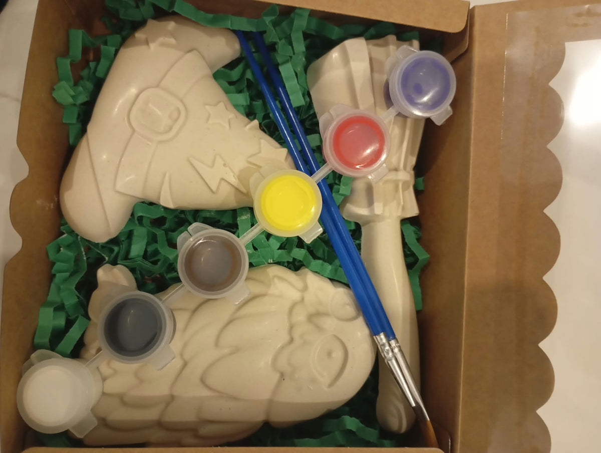 Contenu du coffret : figurines, six peintures et deux pinceaux