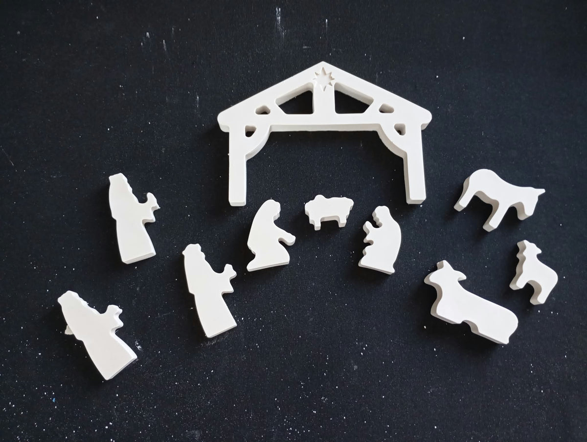 Crèche de Noël blanche avec ses personnages