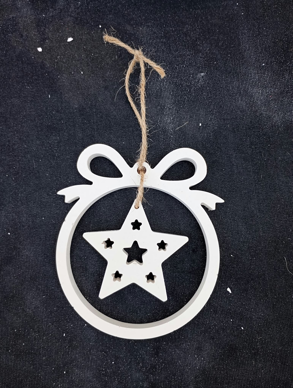 Décoration ronde de Noël avec étoile en plâtre à peindre avec ficelle