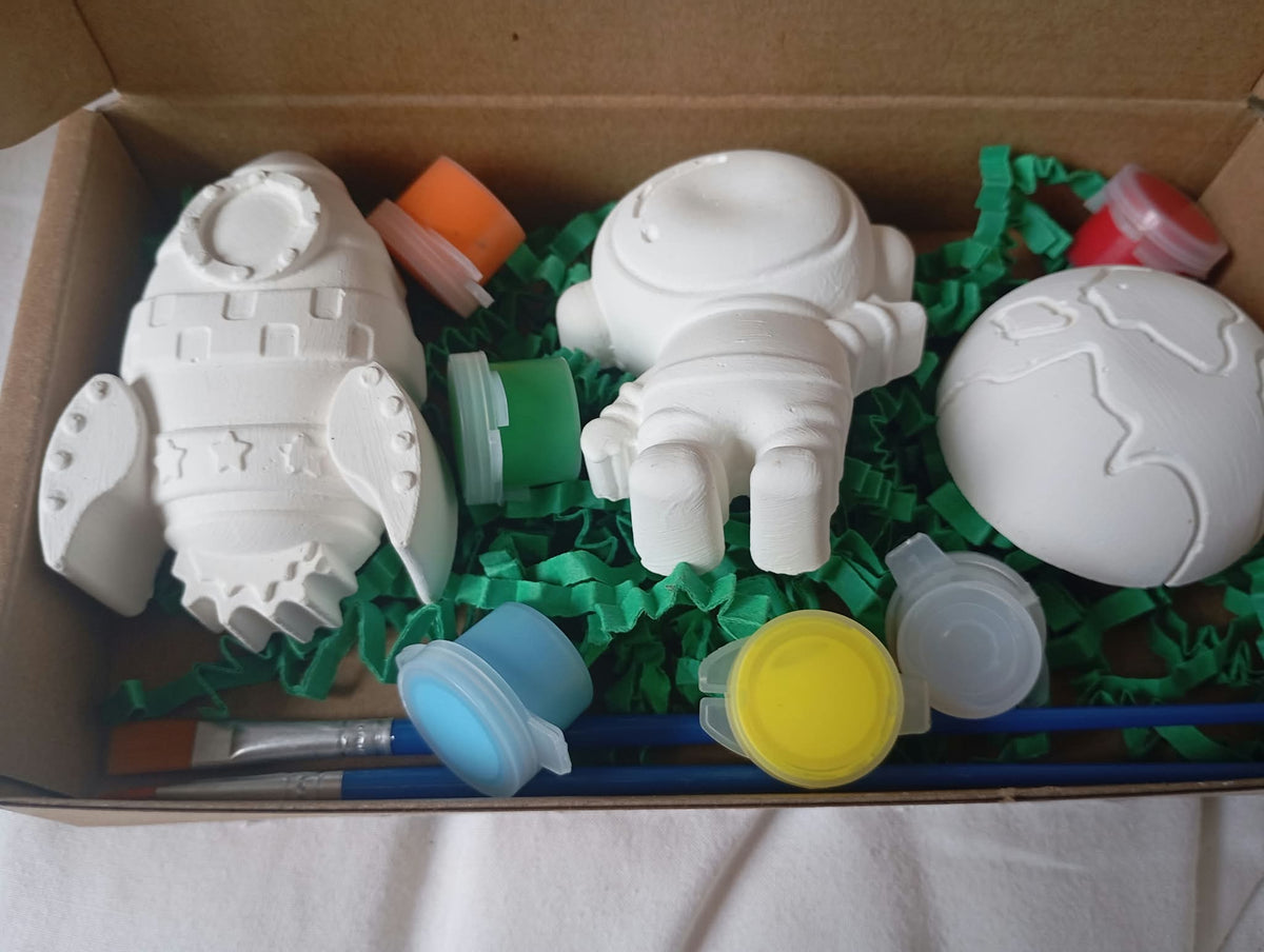 Kit découverte CréaFamilia avec 3 figurines, 5 pots de peinture et 2 pinceaux