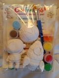 Kit créatif espace avec trois figurines en plâtre, peintures et pinceaux