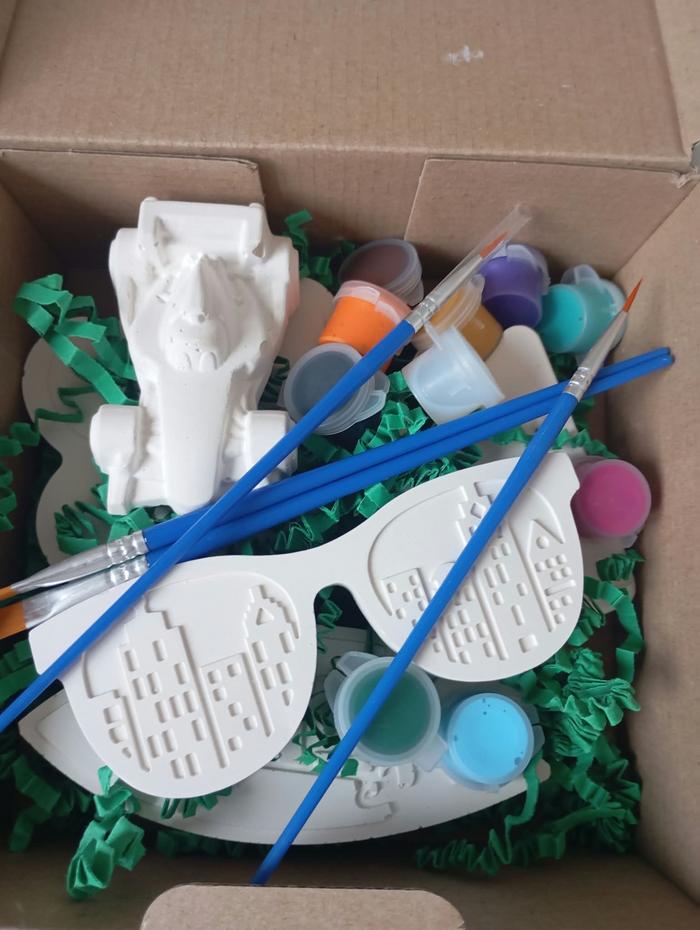 Kit famille CréaFamilia avec 5 figurines, 10 pots de peinture et 4 pinceaux