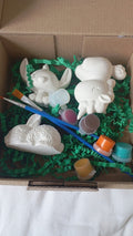 Kit famille CréaFamilia avec 3 figurines en plâtre, 6 pots de peinture et 2 pinceaux