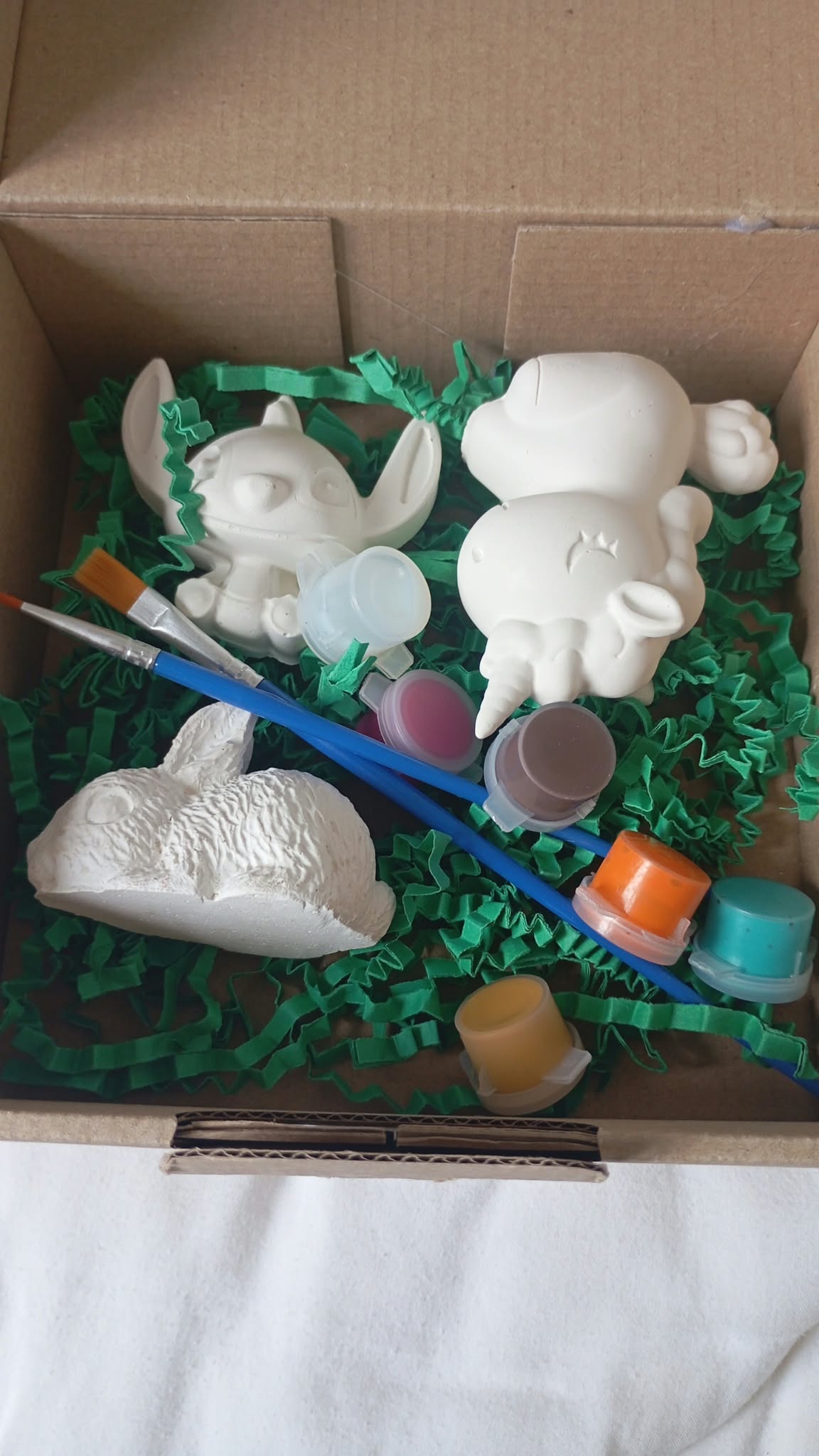 Kit famille CréaFamilia avec 3 figurines en plâtre, 6 pots de peinture et 2 pinceaux