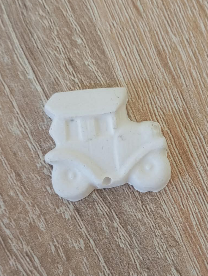 Petite voiture en plâtre à peindre