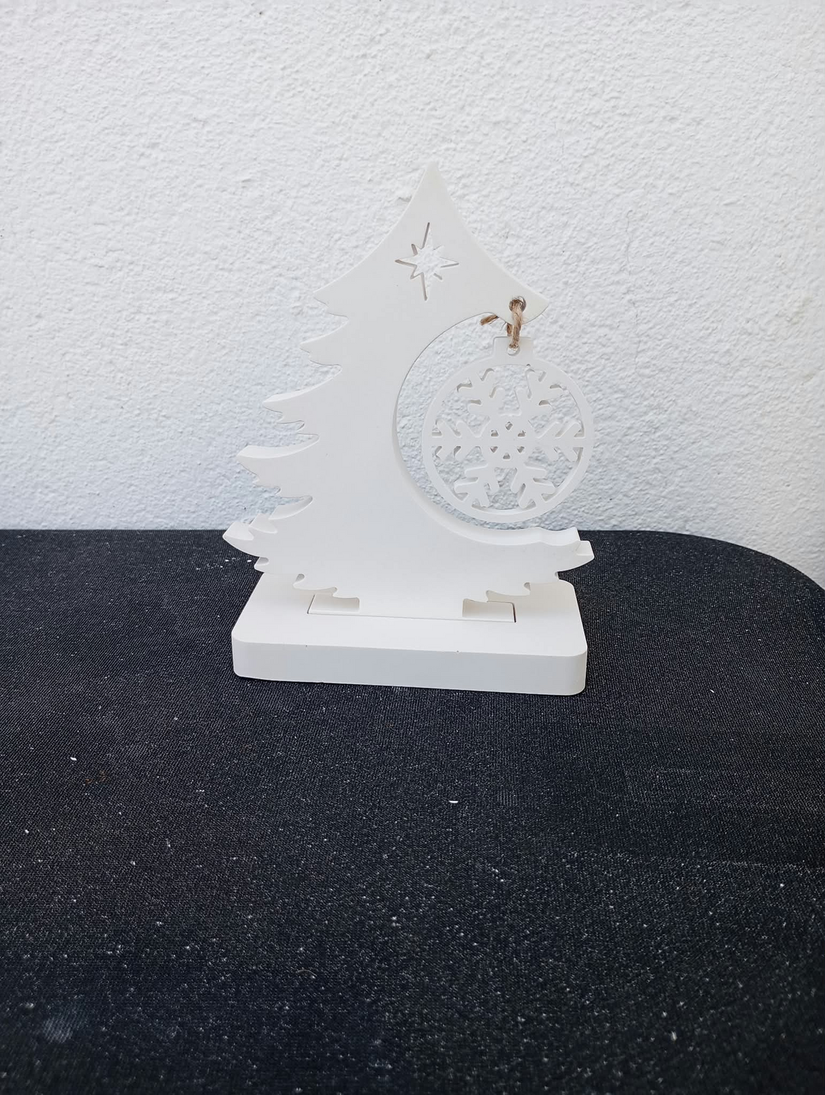 Sapin de Noël 3D asymétrique avec flocon suspendu en plâtre à peindre - vue de face