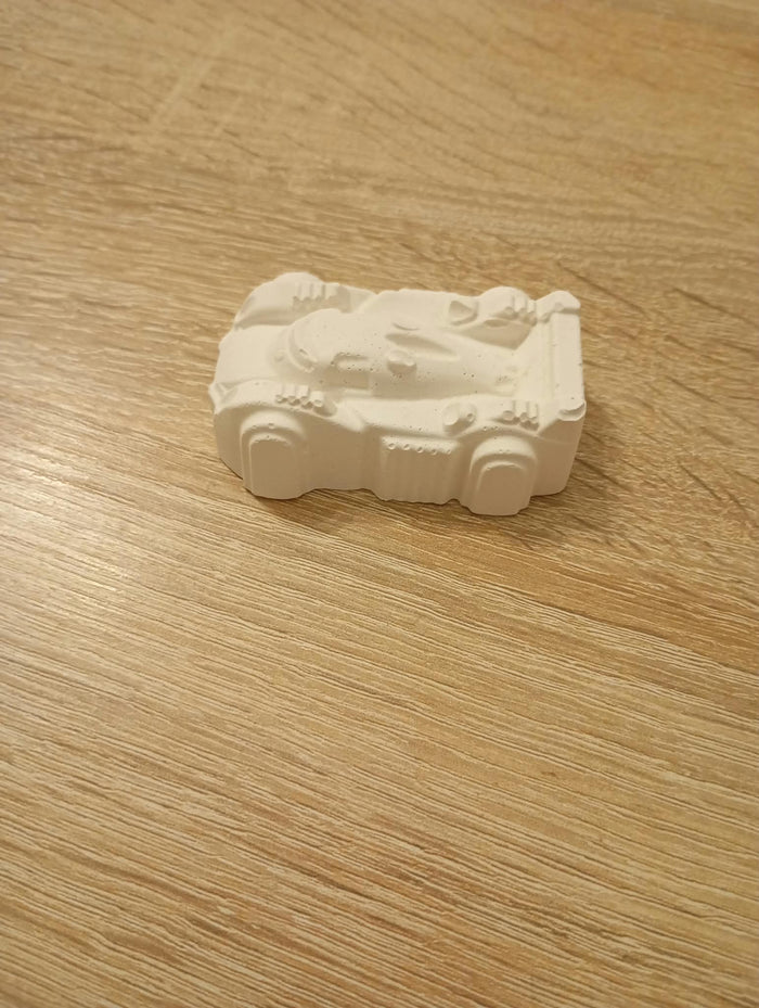 Voiture de course en plâtre à peindre