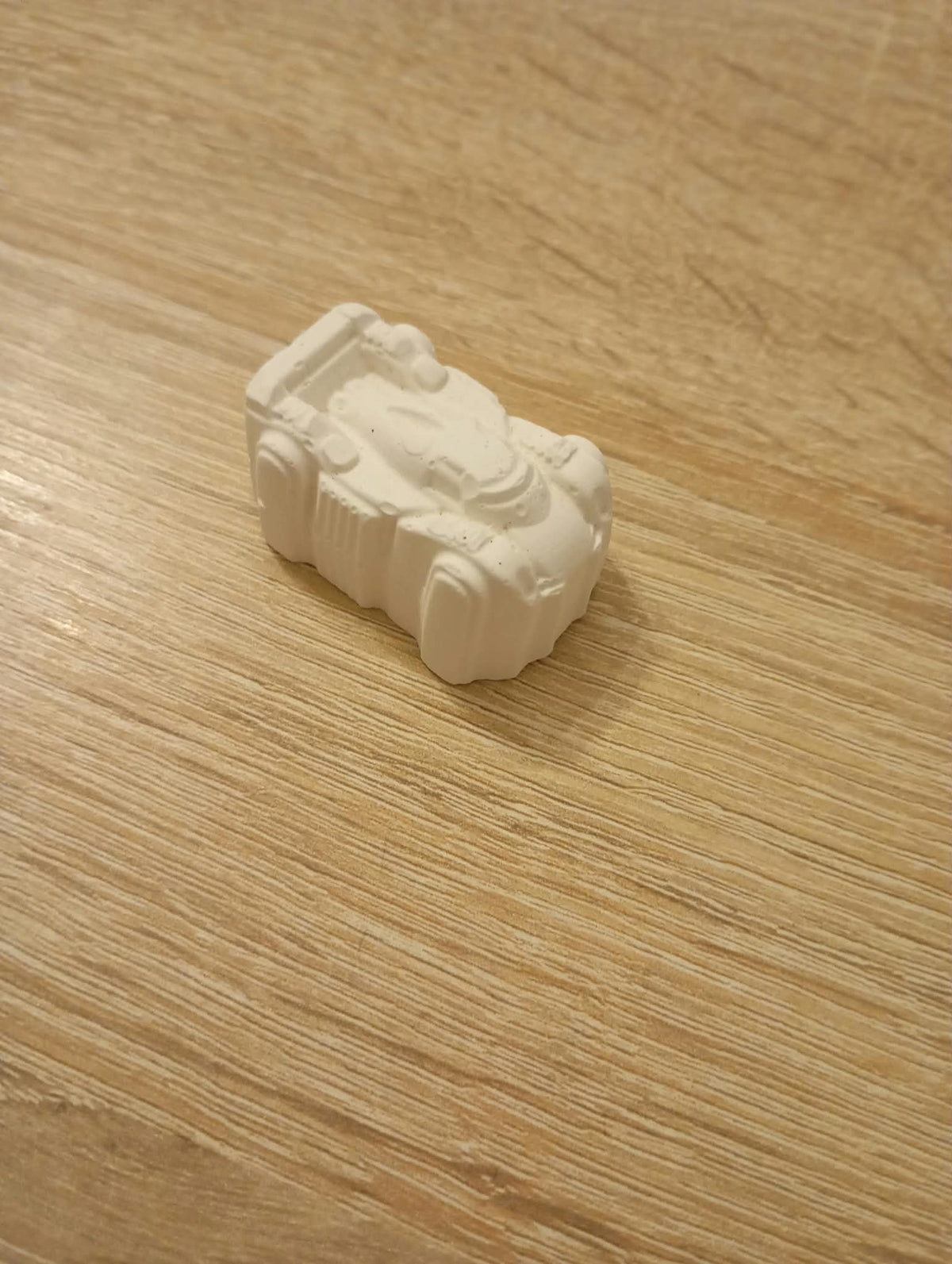 Voiture de course aimantée à peindre