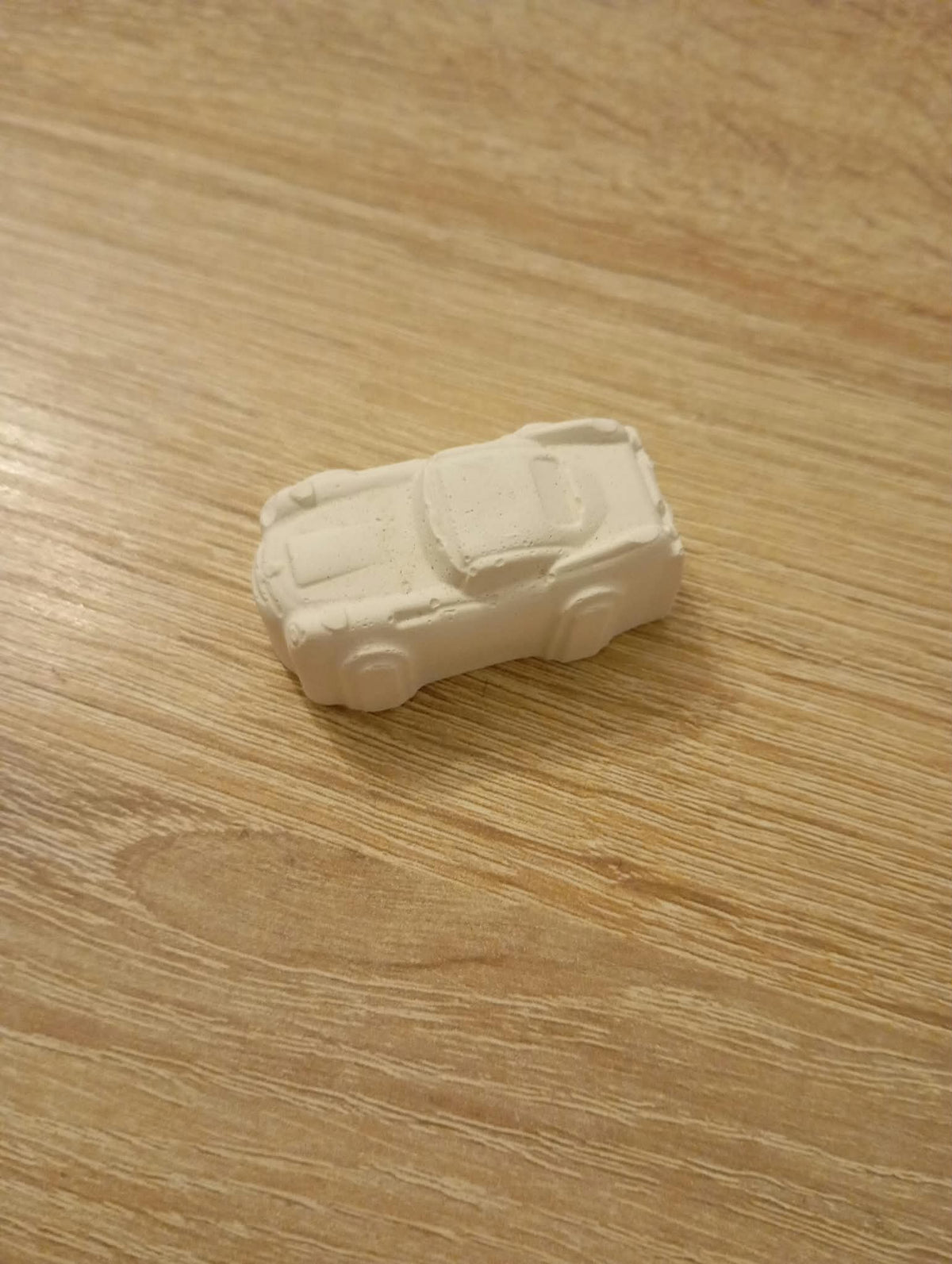 Petite voiture aimantée à peindre